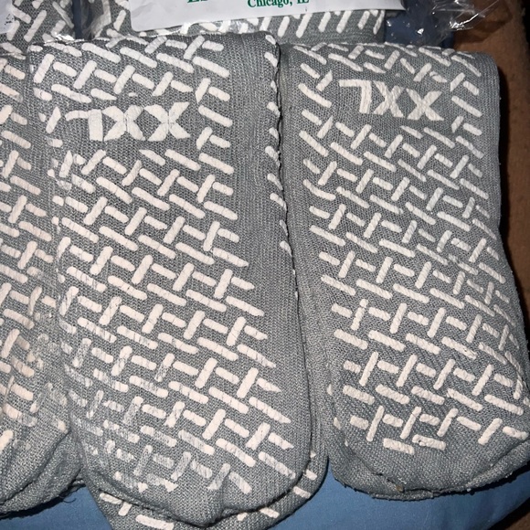 NON SKID GREY HOSPITAL TRAVEL SLIPPER SOCKS. SIZE XXL - Picture 2 of 4
